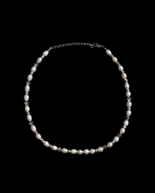 Flower pearl necklace