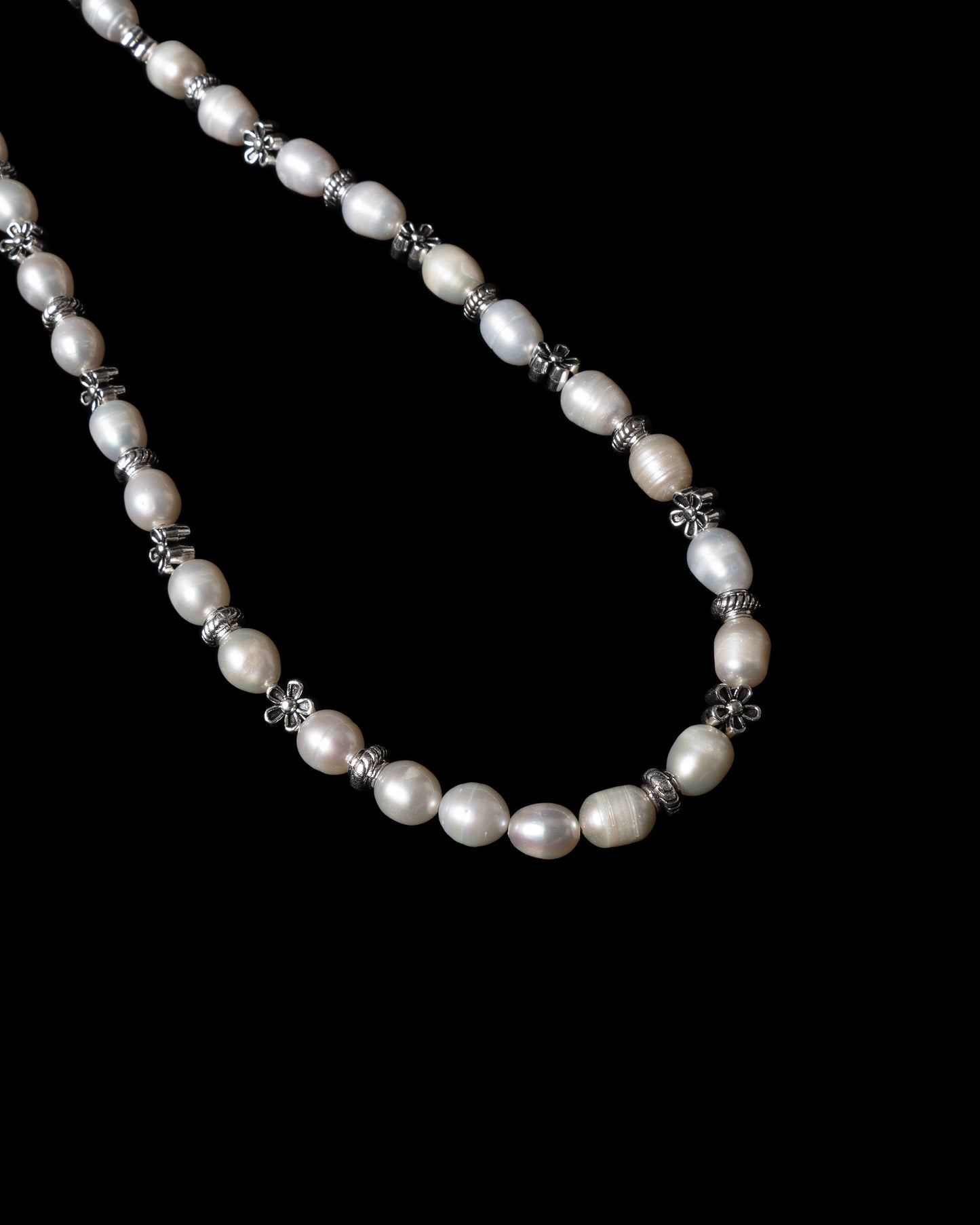 Flower pearl necklace