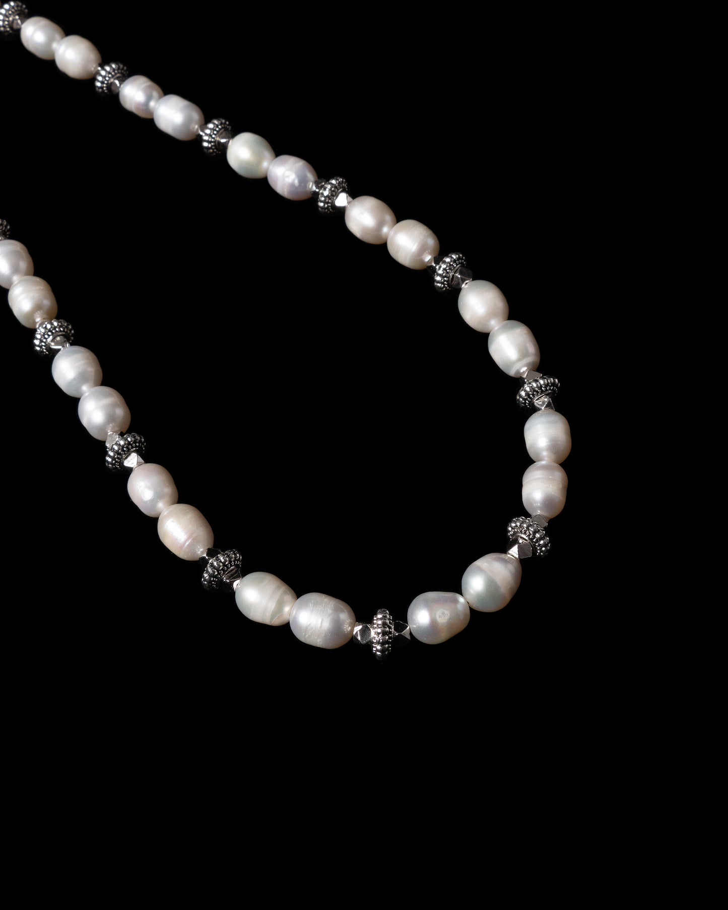 Ridged silver pearl necklace