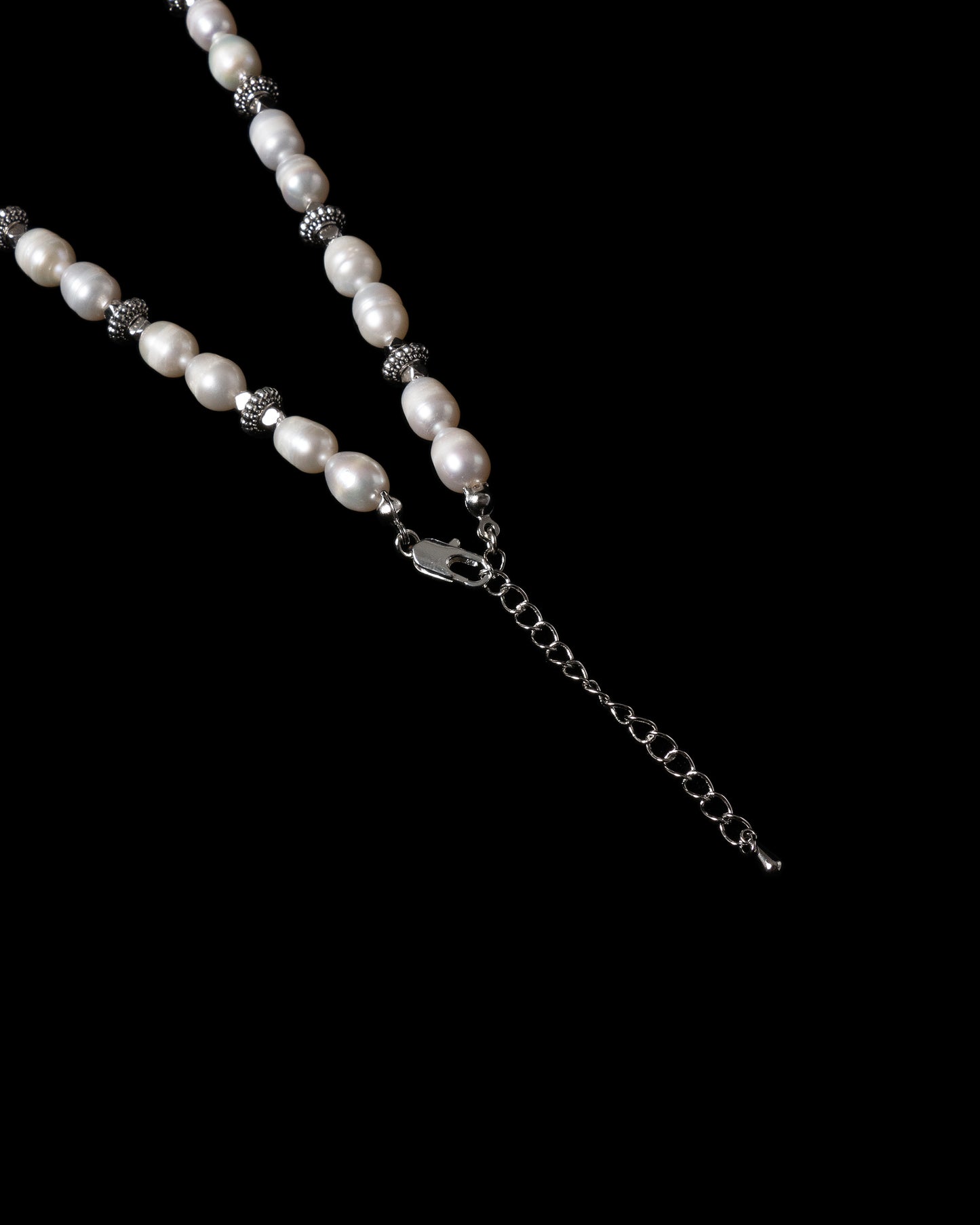 Ridged silver pearl necklace
